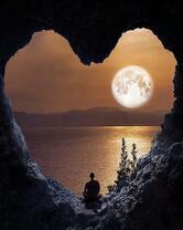 Вид из пещеры на закатное море