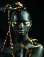 Без бренда «Девушка в черно-золотом макияже» в Кирове в интернет-магазине  Без бренда «Девушка в черно-золотом макияже» в Кирове