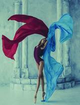 Балерина в купальнике с шарфами