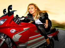 Блондинка на красном мотоцикле